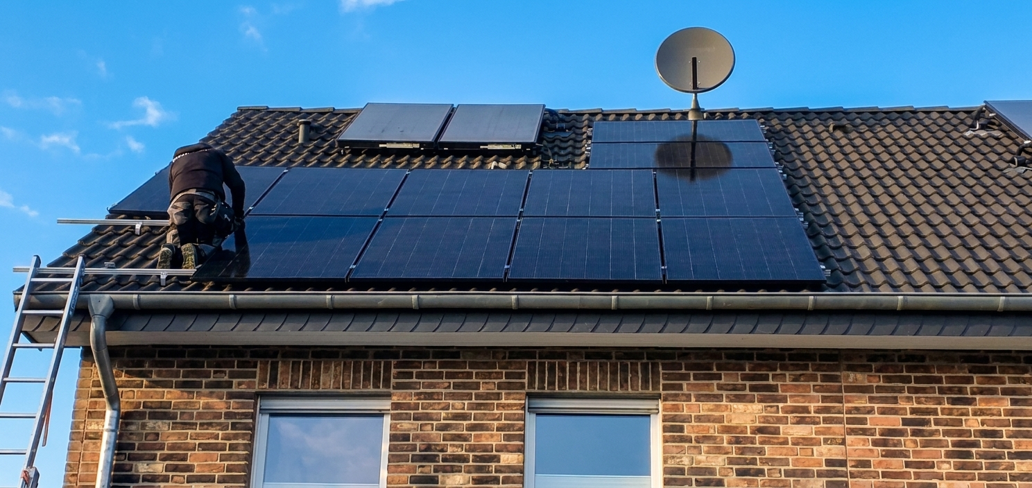 Fachbetrieb prüft eine Bestands-PV-Anlage auf einem Einfamilienhausdach — vor der Entscheidung über Weiterbetrieb oder Repowering