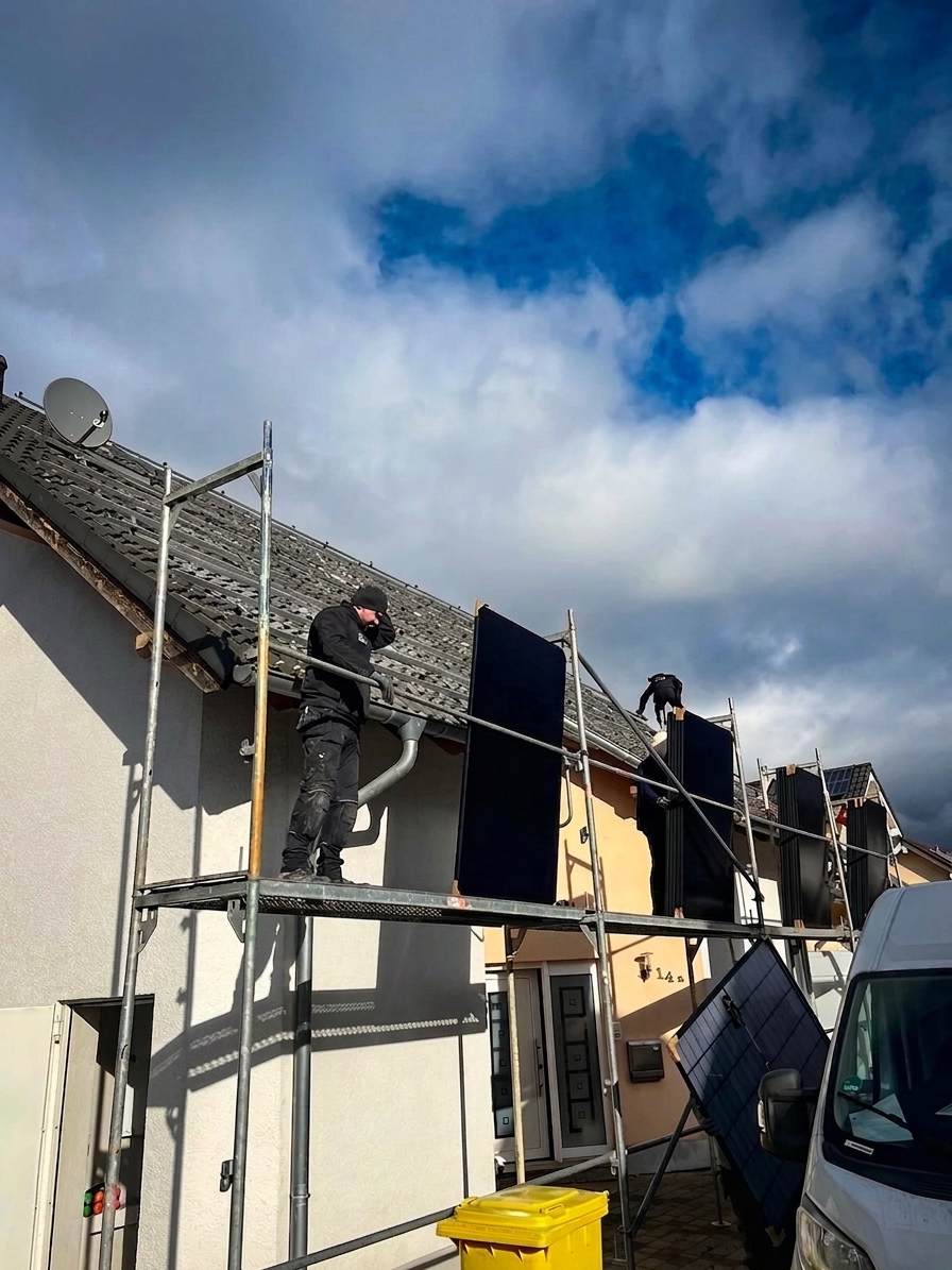 Fachbetrieb bei der Montage von Solarmodulen auf einem Einfamilienhausdach — Repowering ersetzt alte durch leistungsfähigere Module