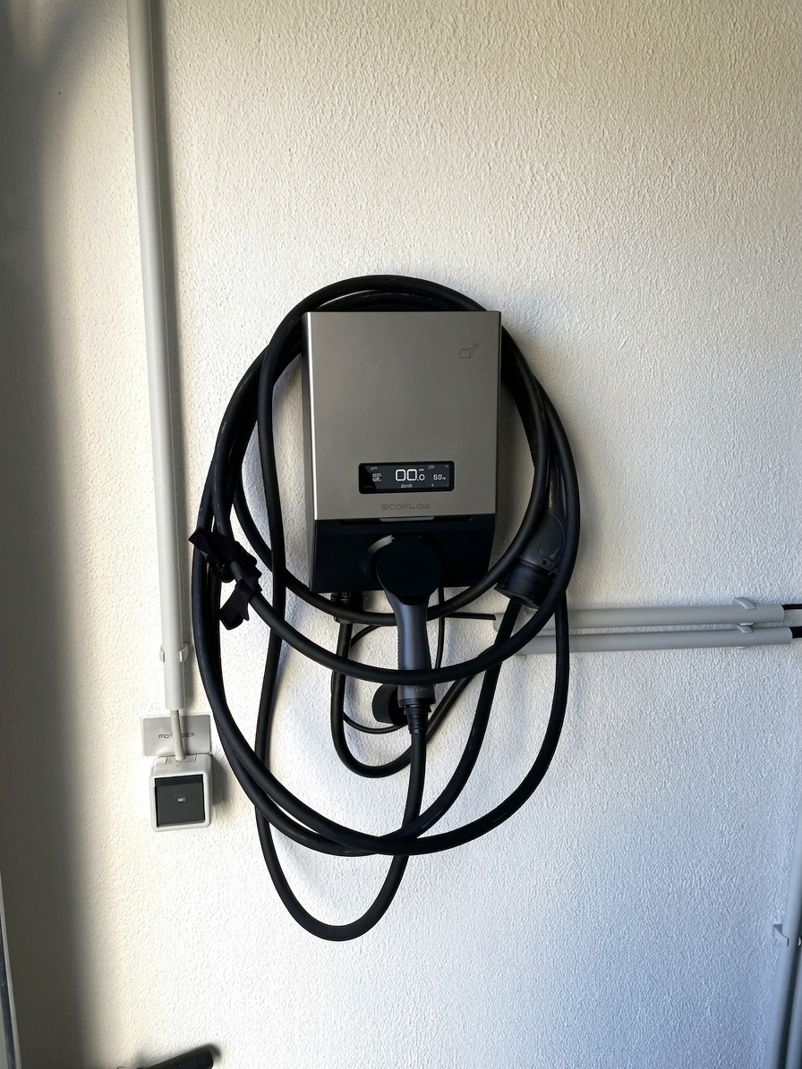 Nachgerüsteter Batteriespeicher im Keller — hebt die Eigenverbrauchsquote einer Bestandsanlage auf bis zu 80 Prozent