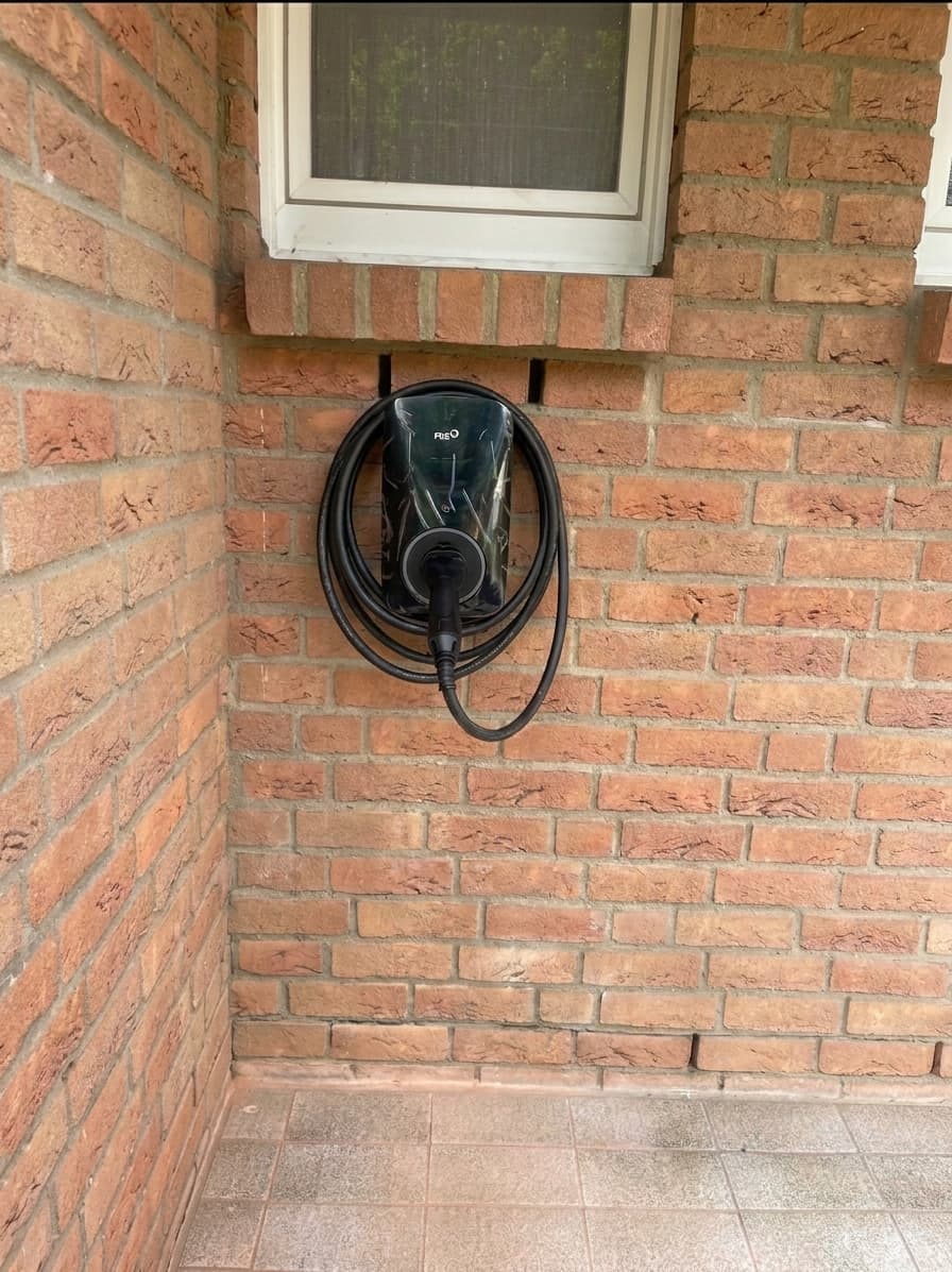 Private Wallbox mit angeschlossenem Ladekabel — die 11-kW-Wallbox ist der häufigste Anlass für §14a EnWG