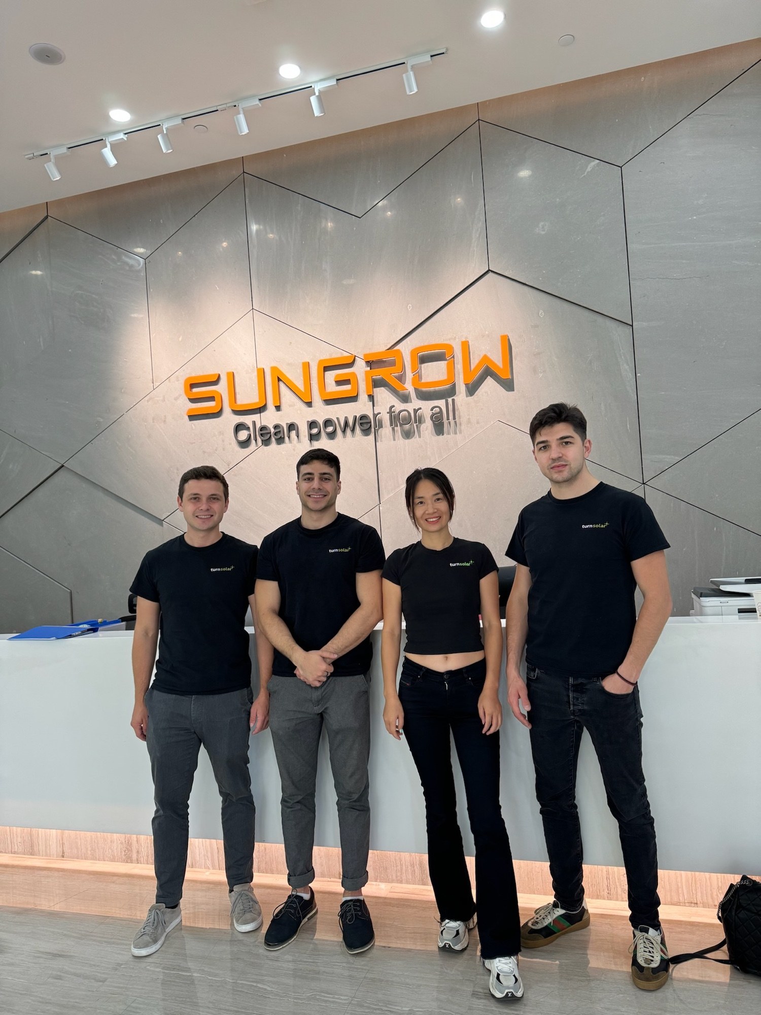 Das Turn Solar Team am Sungrow Hauptsitz