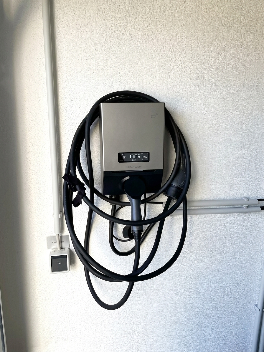 Batteriespeicher mit Wechselrichter im Technikraum — ob Ihr Strom bei einem Ausfall weiterläuft, entscheidet die Notstrom-Funktion, nicht die Speichergröße