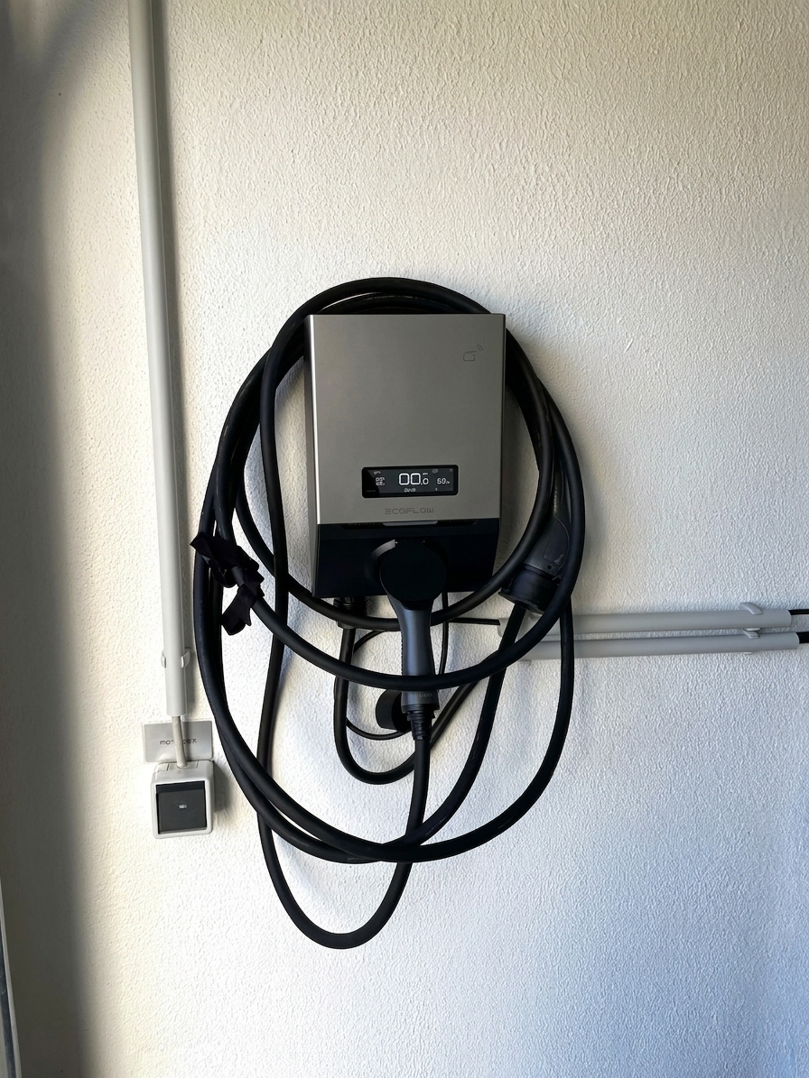 Batteriespeicher mit Elektroanschluss an der Wand eines Technikraums — ein Stromspeicher lässt sich bei fast jeder Bestandsanlage nachrüsten