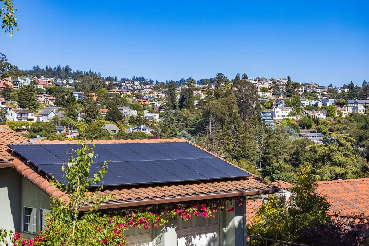 Modernes Einfamilienhaus mit Photovoltaikanlage — die Entscheidung zwischen Miete und Kauf hängt von Nutzungsdauer, Kapital und steuerlicher Situation ab