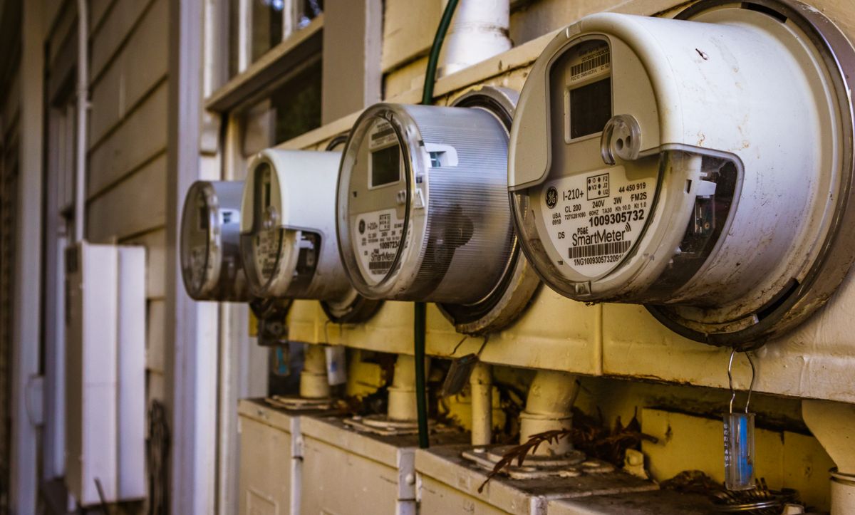 Intelligente Stromzähler an einer Außenwand — für neue Anlagen ab 7 kW wird das intelligente Messsystem zum Pflichteinbau