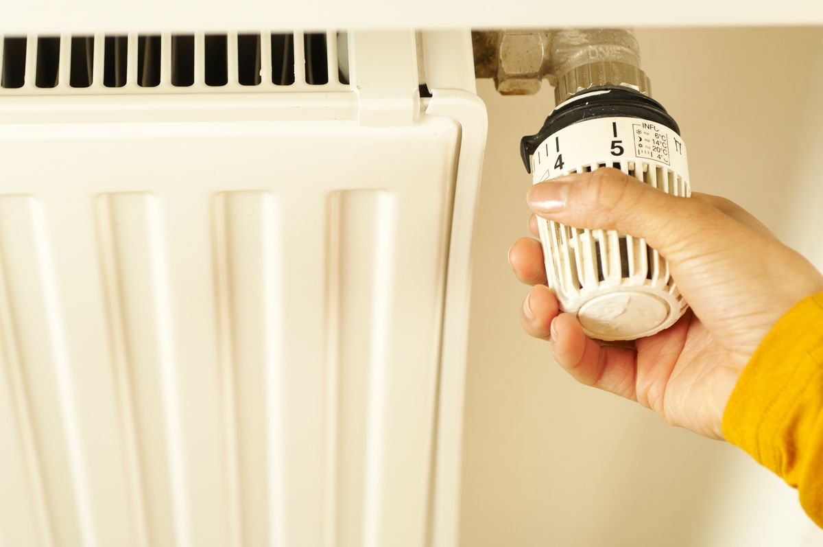 Heizungsregler zeigt Vorlauftemperatur einer Wärmepumpe — der entscheidende Faktor für Effizienz und Stromkosten