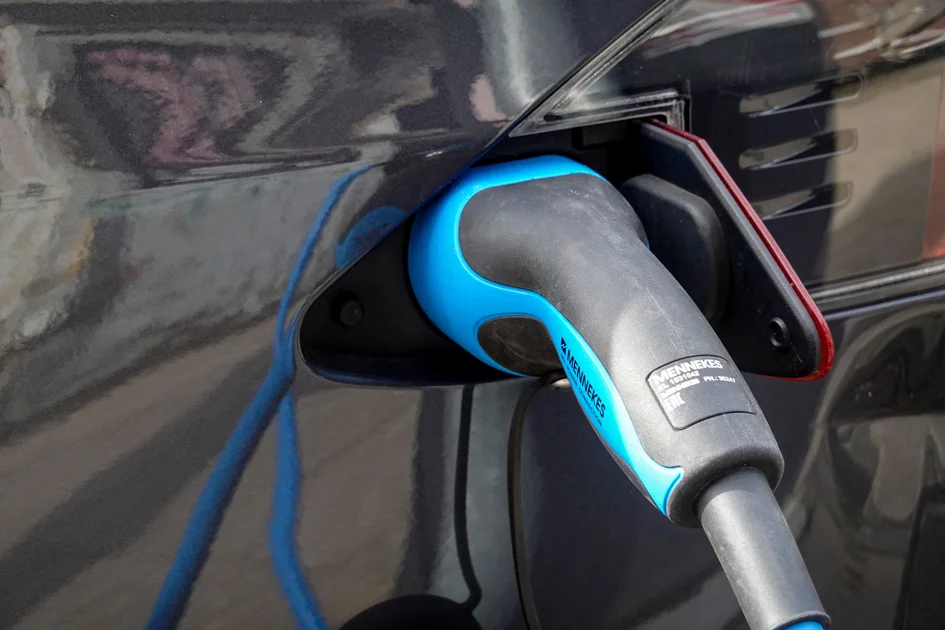 Nahaufnahme eines Elektrofahrzeugs, das mit einem Mennekes EV-Stecker geladen wird