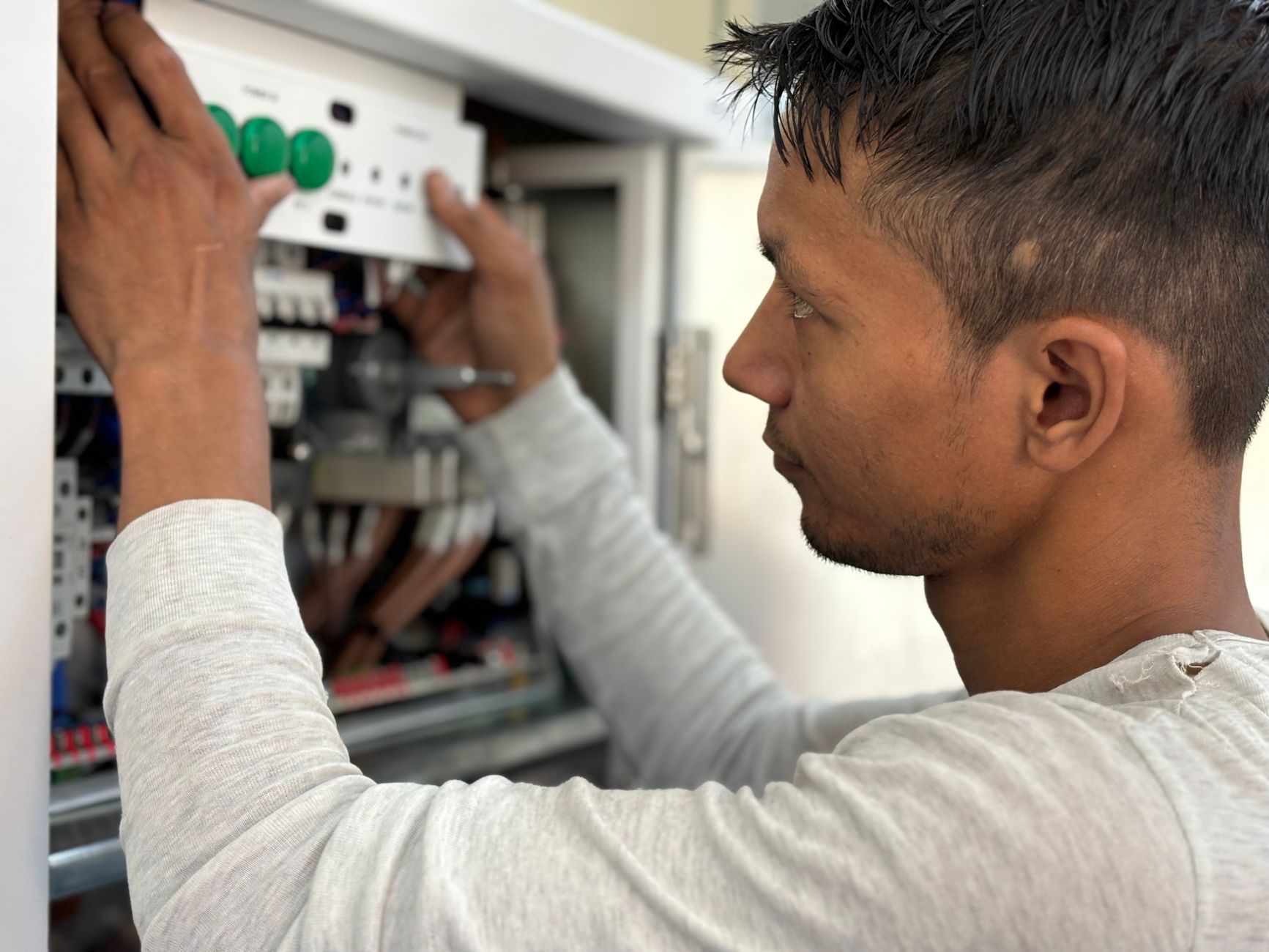 Elektriker prüft den Sicherungskasten vor der Wallbox-Installation