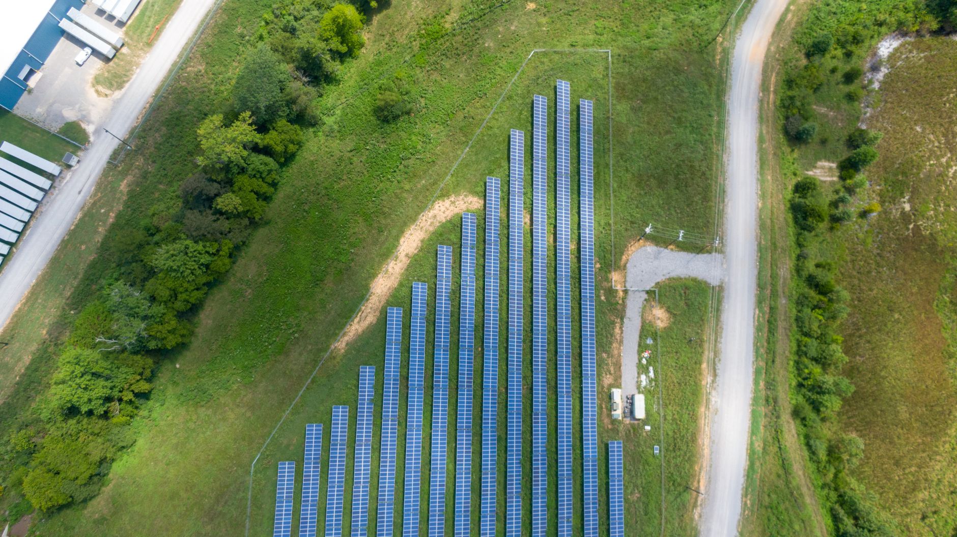 Luftaufnahme einer großflächigen Solaranlage — moderne Planung per Satellit ermittelt die optimale Modulbelegung für jede Dachform