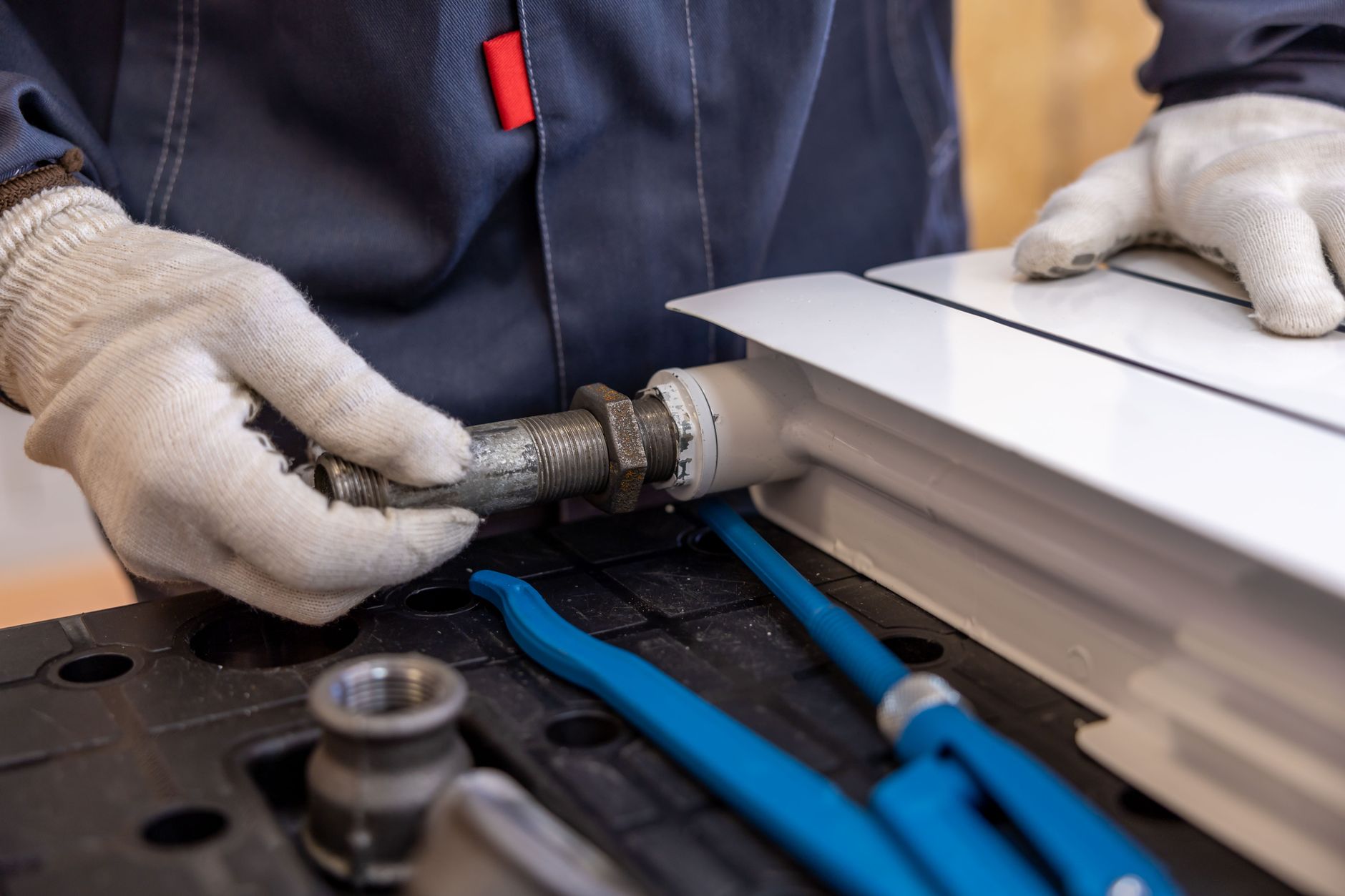 Installation eines Heizungssystems: Die Wärmepumpe arbeitet effizient mit niedrigen Vorlauftemperaturen und spart gegenüber Öl monatlich rund 70 Euro