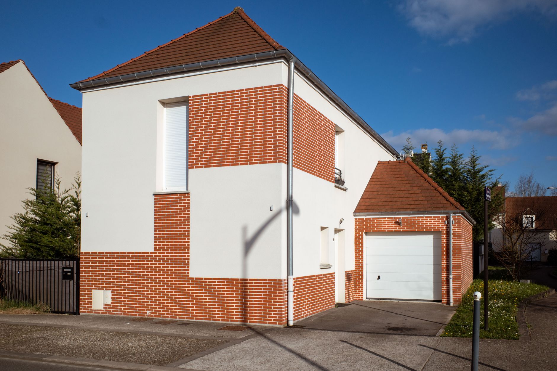 Modernes Einfamilienhaus mit Ziegelfassade in einer Wohnsiedlung