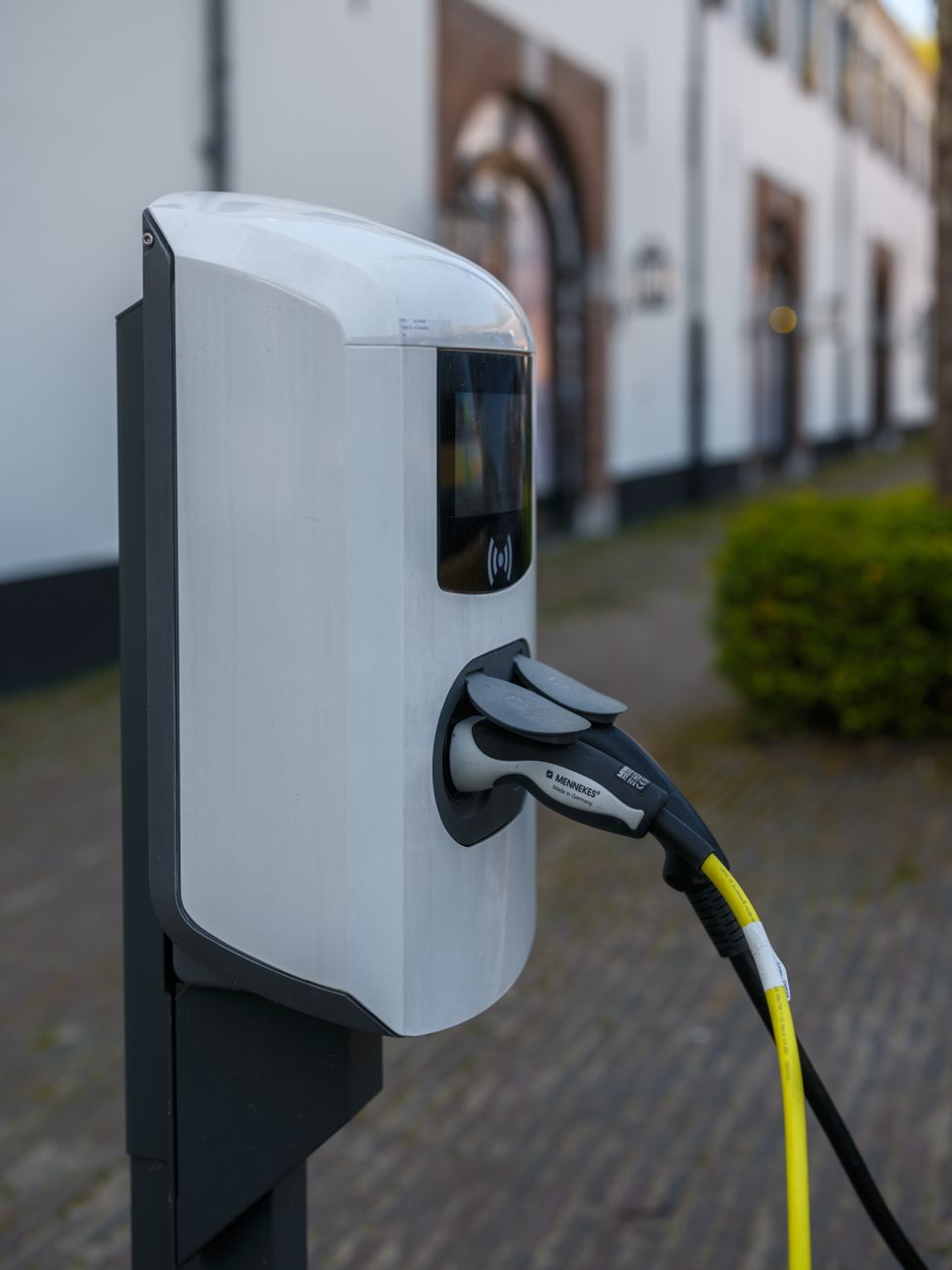 Nahaufnahme eines Ladekabels mit Stecker an einer Ladestation