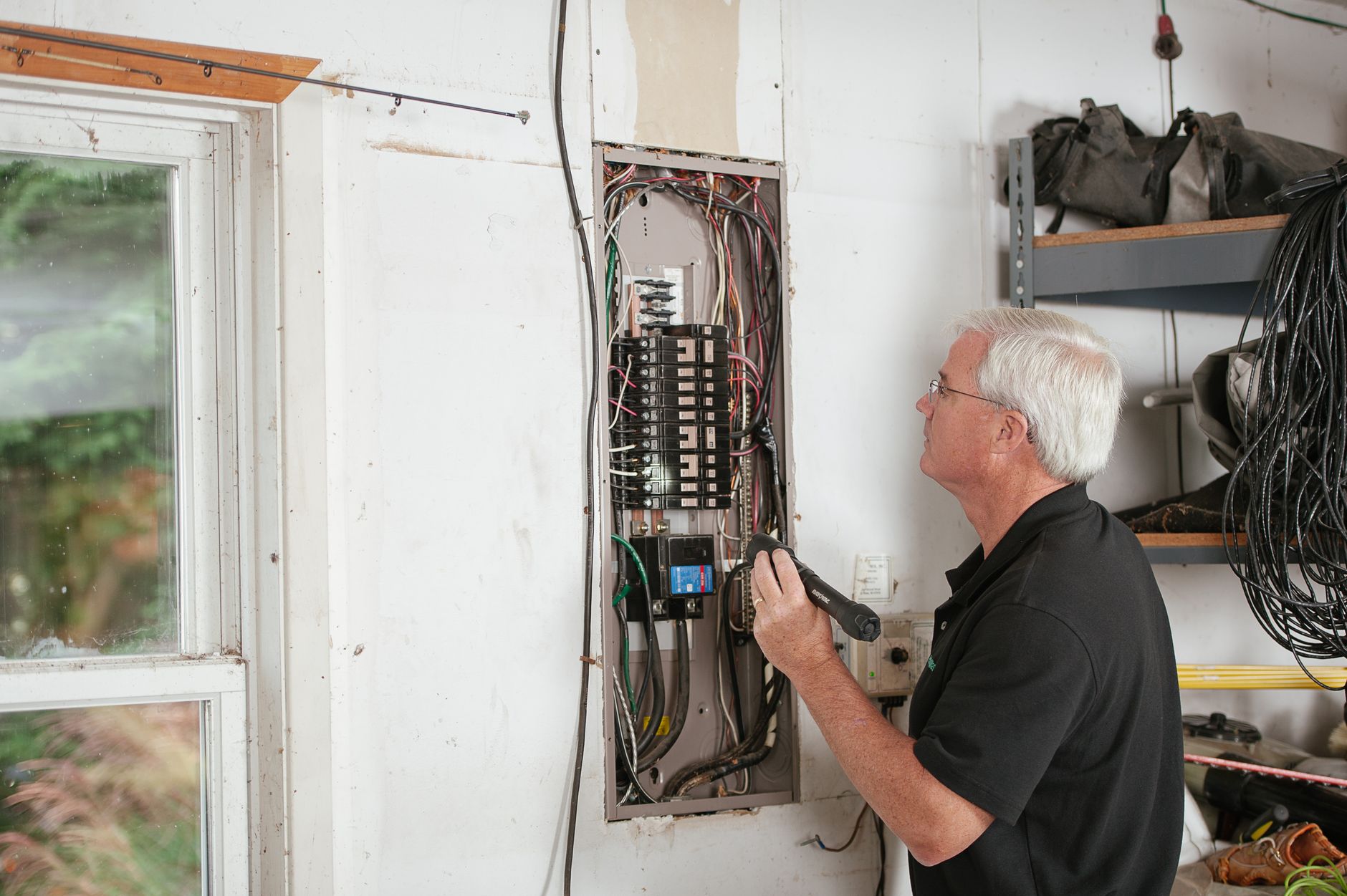 Elektrofachkraft prüft die Unterverteilung im Haus — der Wechselrichter ist nur ein Teil der Anschlusskette