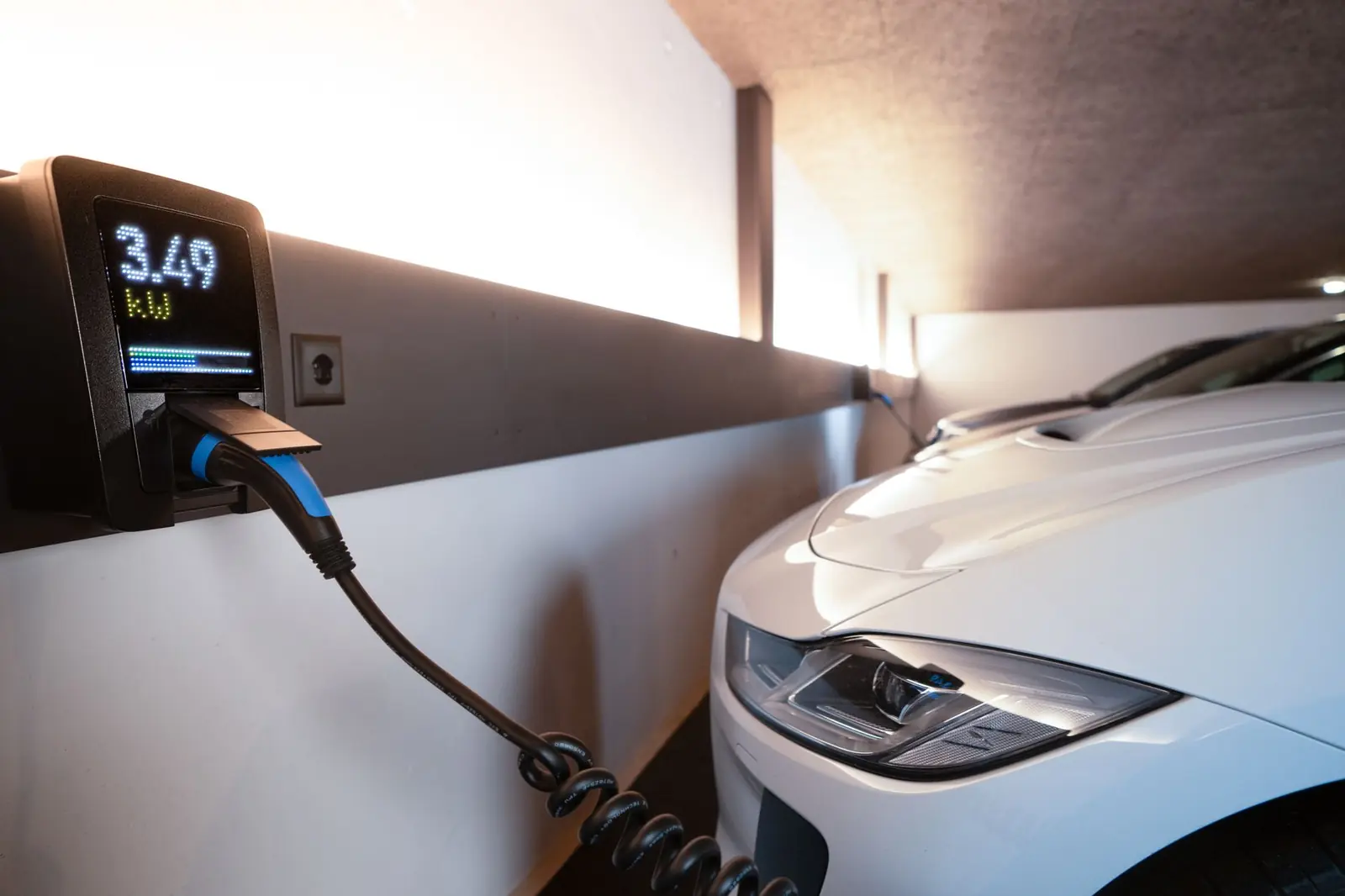 Elektroauto lädt an einer Wallbox in einer Garage