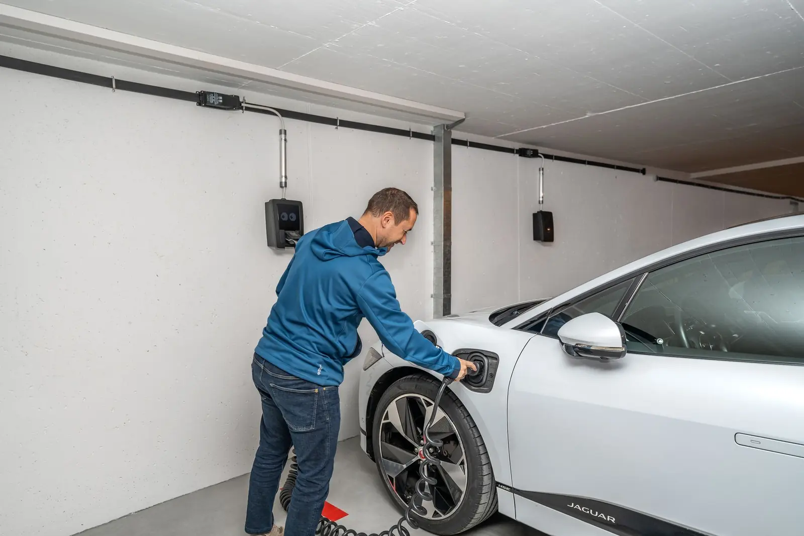 Elektroauto lädt in einer Garage mit Solarstrom vom eigenen Dach