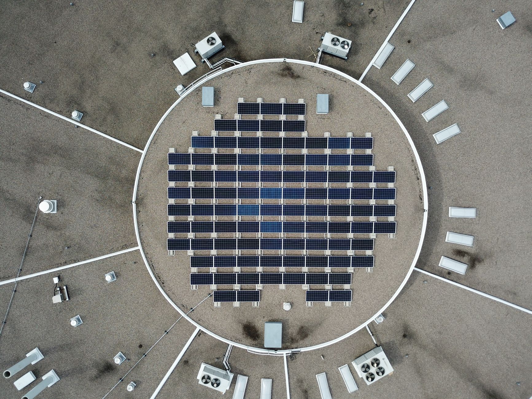 Luftaufnahme von Solarmodulen auf einem Wohnhausdach — die Ausrichtung bestimmt den Ertrag, aber fast jedes Dach lässt sich wirtschaftlich belegen