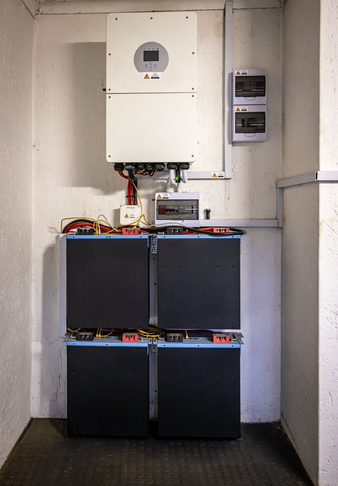 Wechselrichtersystem in einem Wohngebäude zur Energieverwaltung — ob der Bestandswechselrichter batteriefähig ist, entscheidet über die Art der Nachrüstung