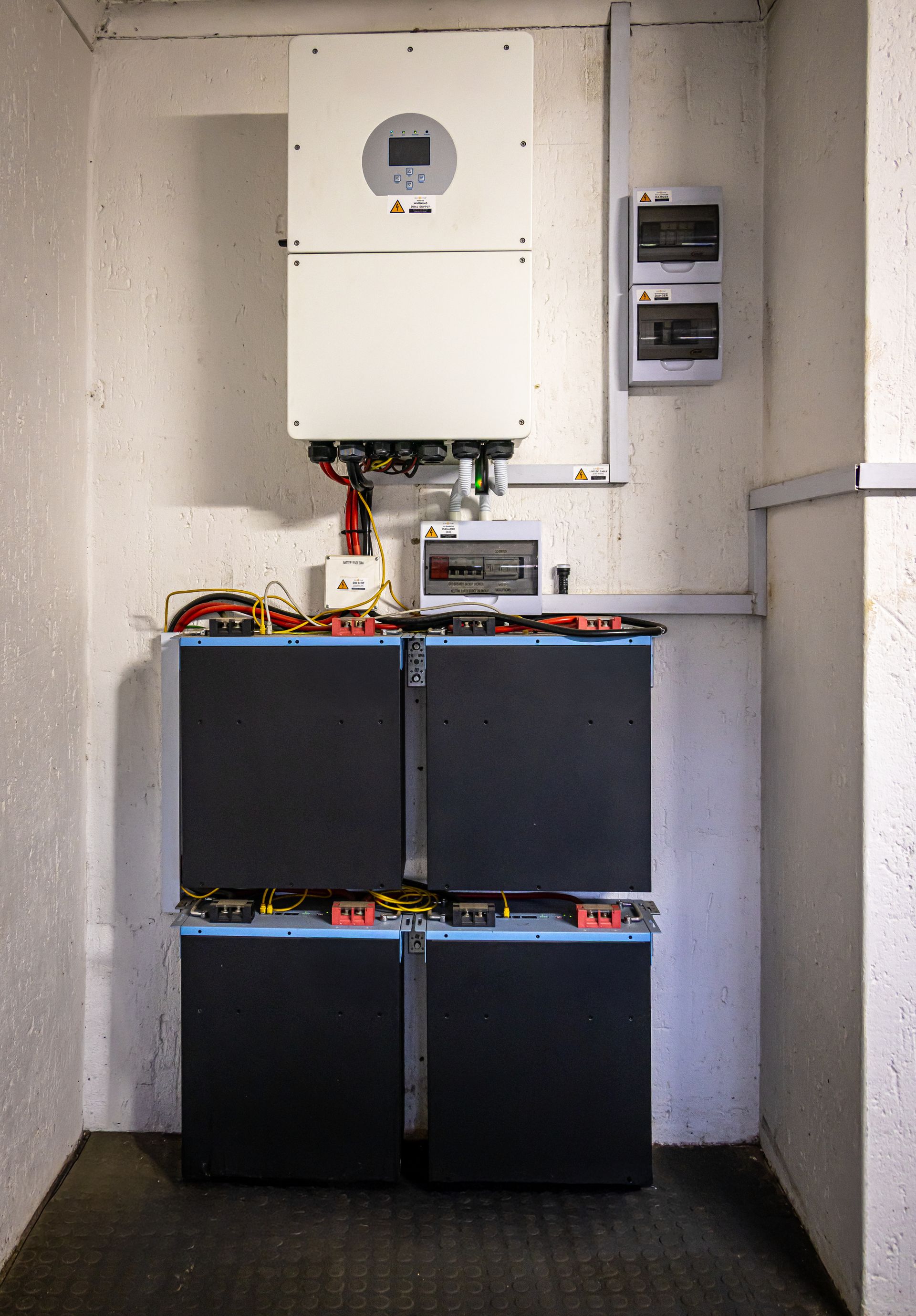 Wechselrichter und Energiespeicher im Keller eines Einfamilienhauses