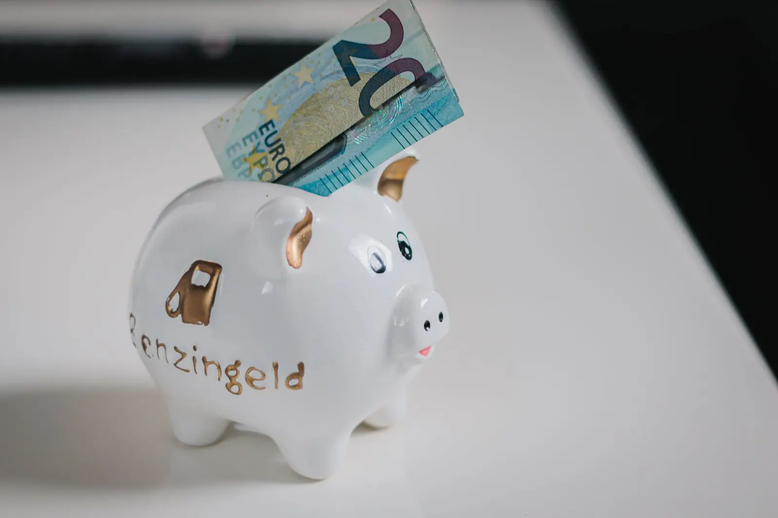 Euro-Banknoten auf einem Tisch, Symbol für die Frage, wie viel Wallbox-Förderung 2026 realistisch bleibt