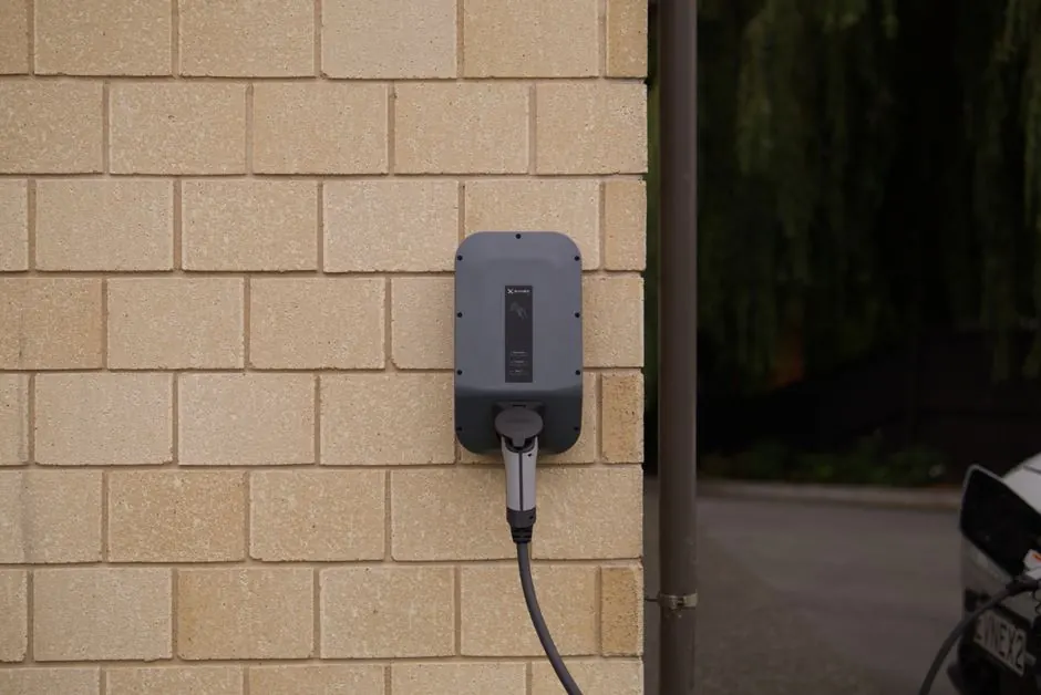 Eine an einer Ziegelwand montierte Wallbox-Ladestation