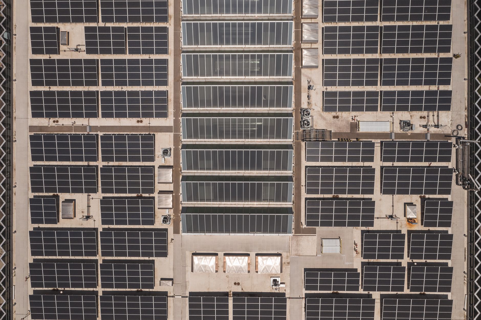 Luftaufnahme eines großen Flachdachs mit aufgeständerten Solarmodulen