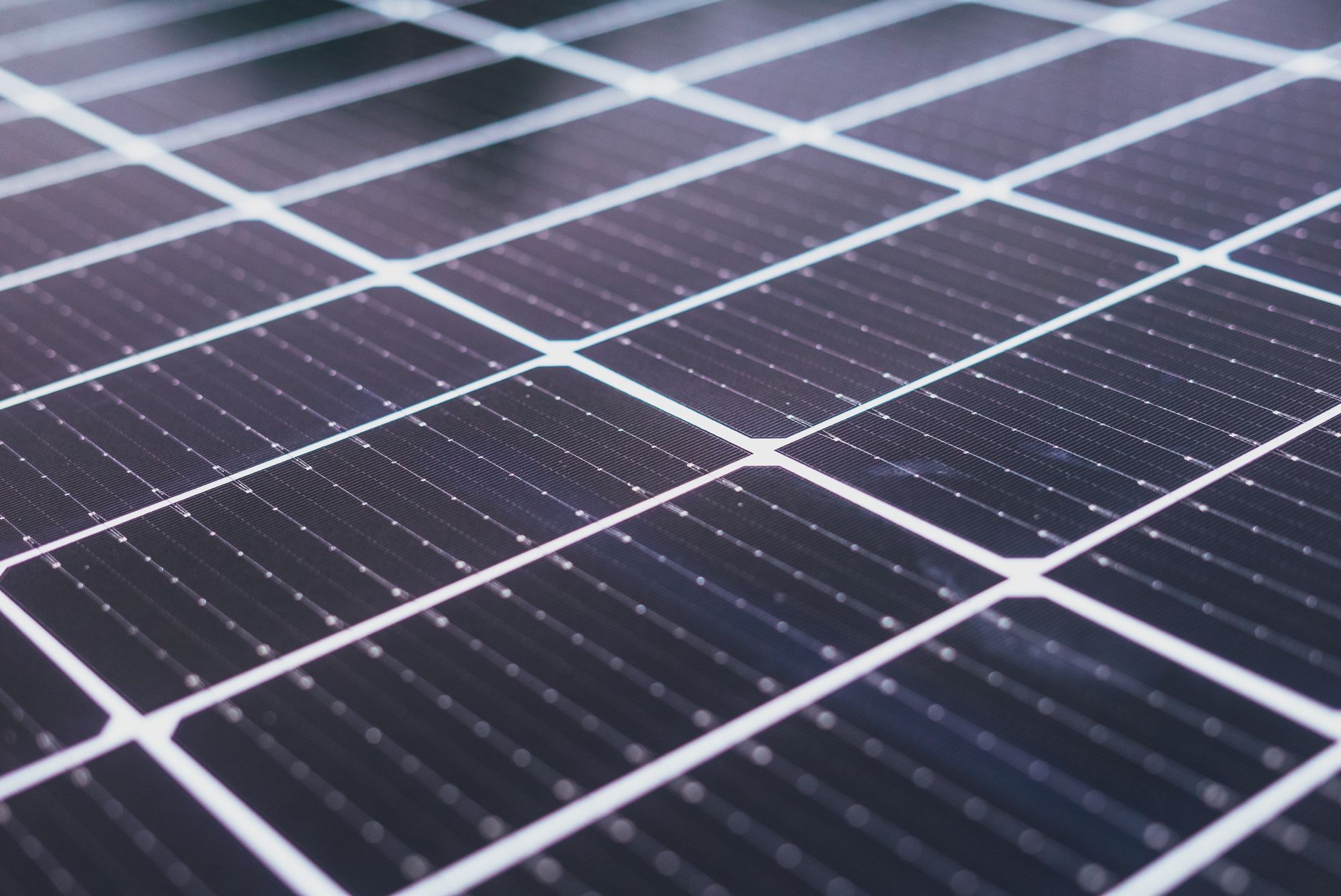 Nahaufnahme eines aufgeständerten Solarmoduls – Neigung und Reihenabstand bestimmen, wie viel Fläche nutzbar bleibt
