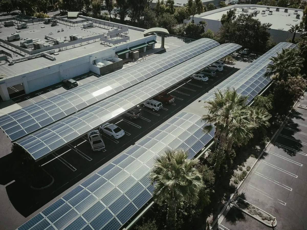 Luftaufnahme einer Solar-Carport-Überdachung auf einem Parkplatz