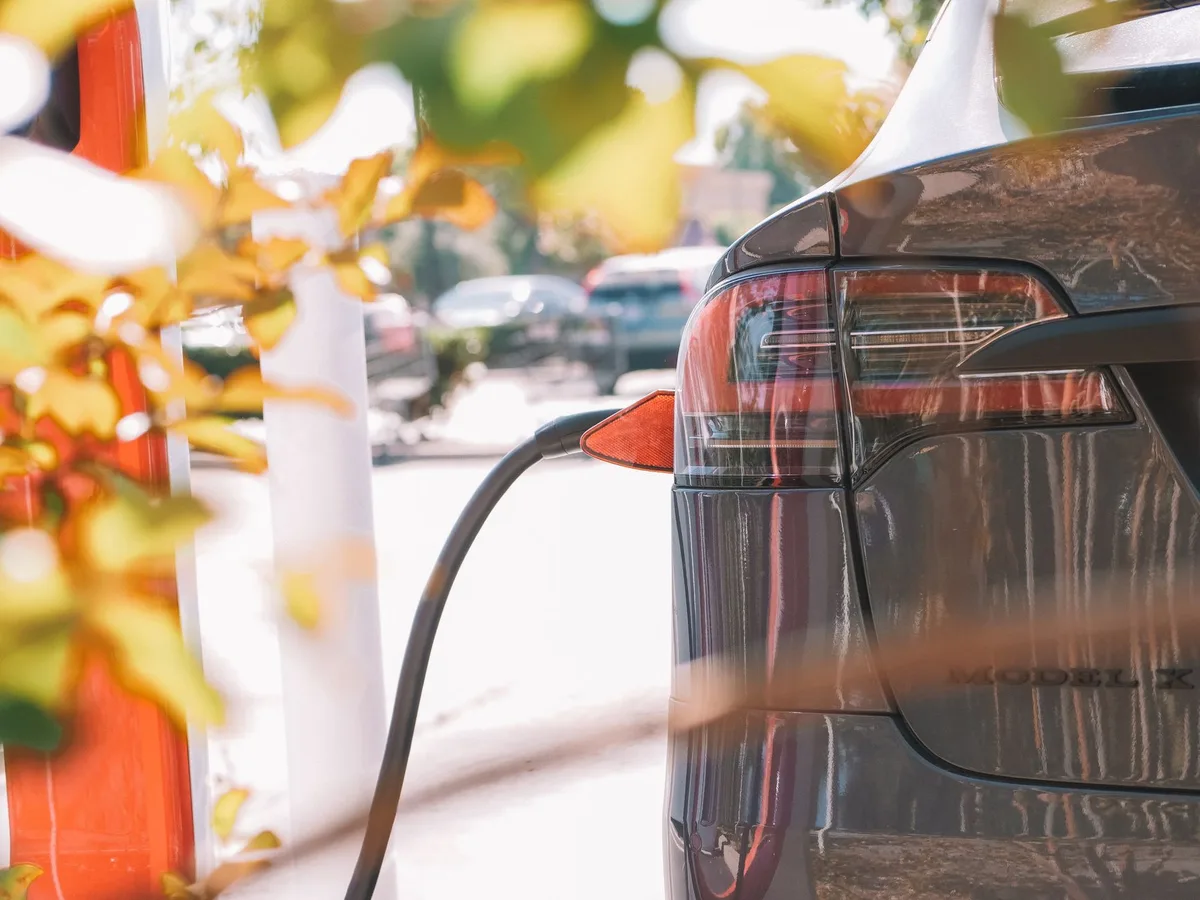 Elektroauto lädt an einer bidirektionalen Wallbox in einer Einfahrt