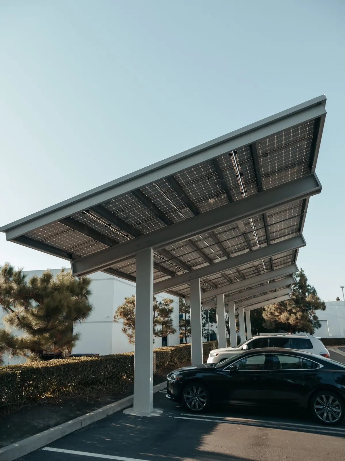 Autos unter einer Solar-Überdachung auf einem Parkplatz