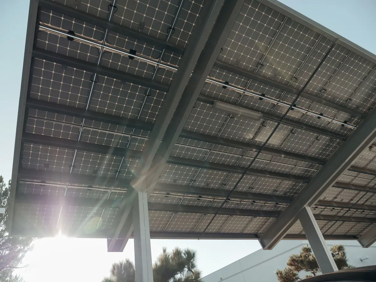 Nahaufnahme von Solarmodulen auf einer Metall-Unterkonstruktion