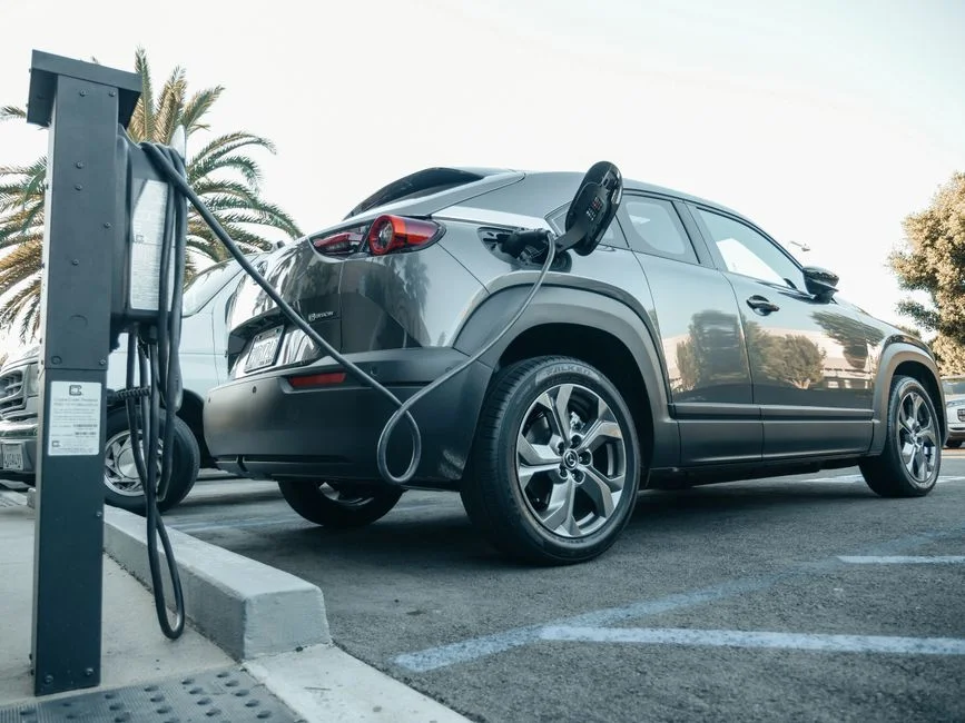 Elektroauto lädt an der heimischen Wallbox in der Einfahrt