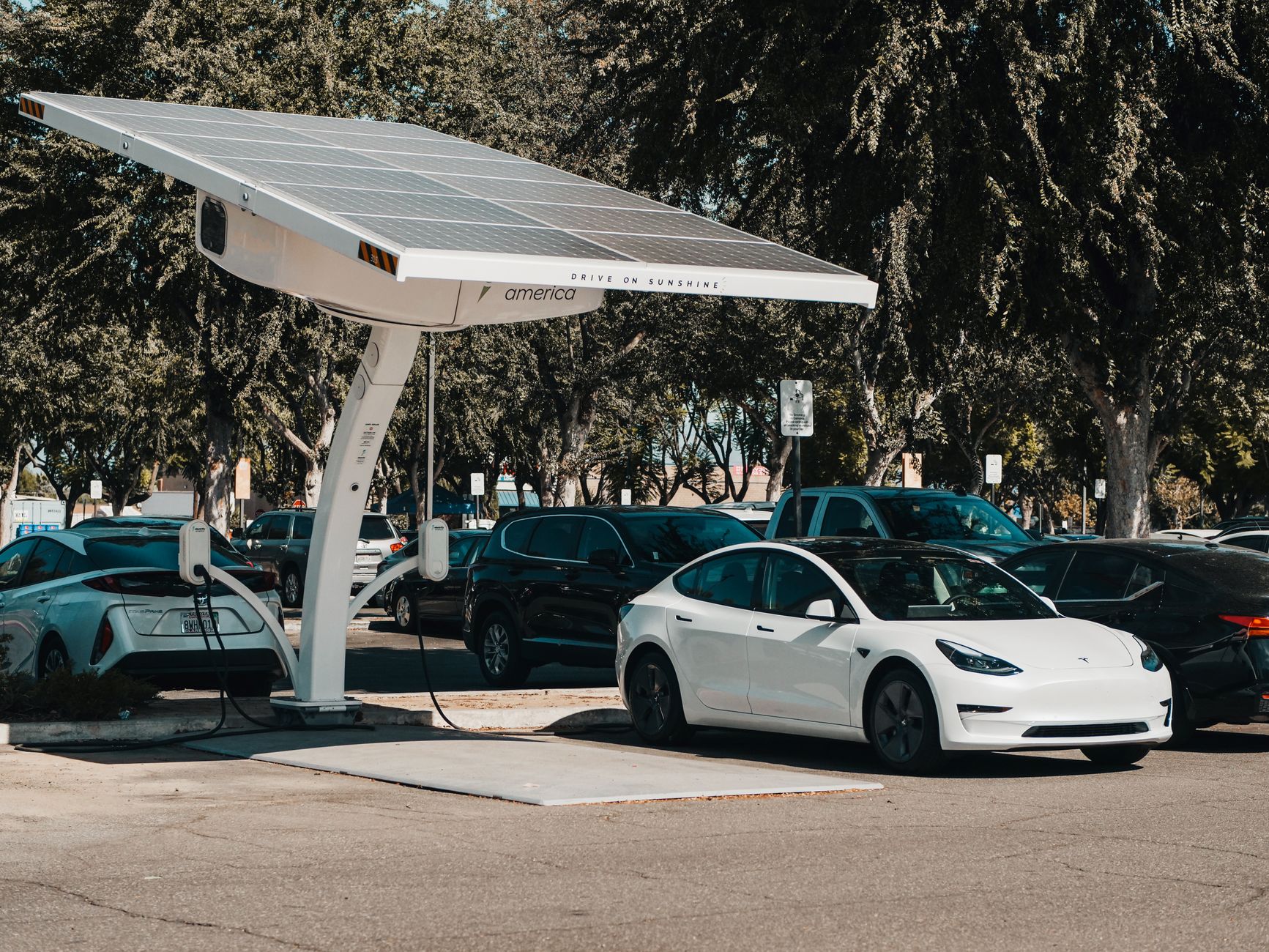 Elektroauto geparkt an einer Solar-Ladestation