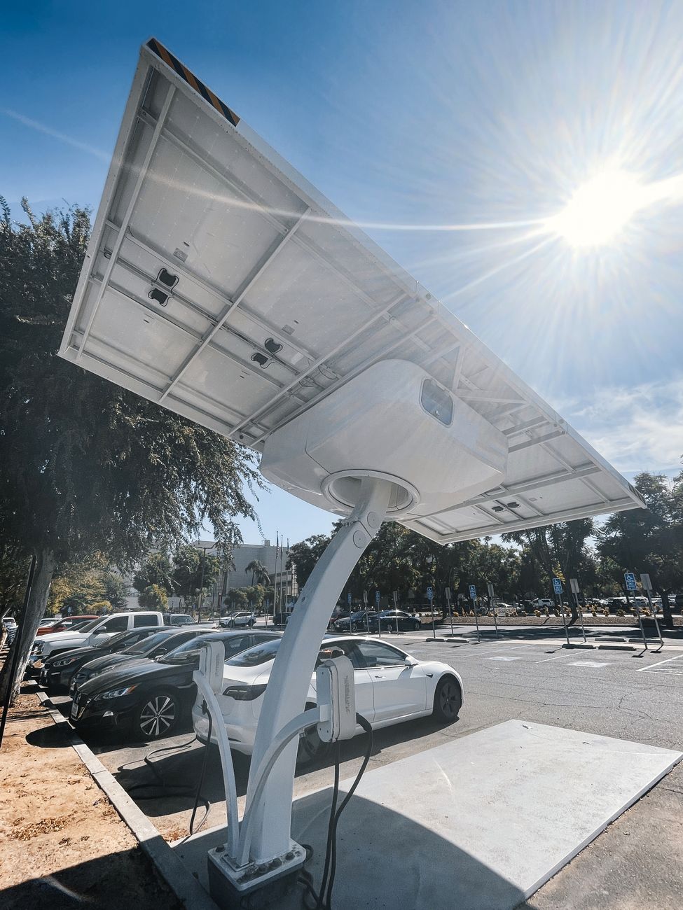 Ladestation für Elektroautos mit Solarpanelen an einem sonnigen Tag