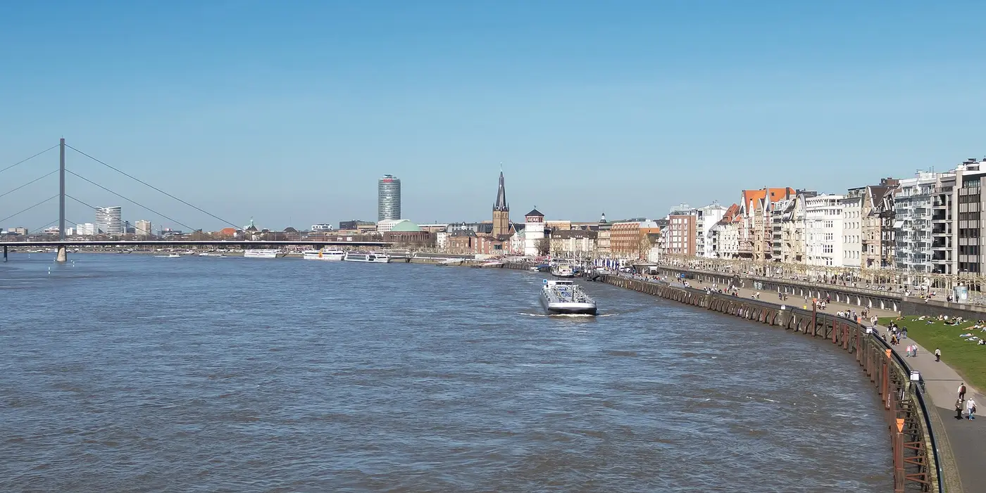 Düsseldorfer Altstadt und Rheinufer von der Rheinkniebrücke