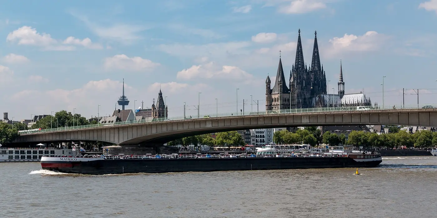 Kölner Dom und Deutzer Brücke am Rhein