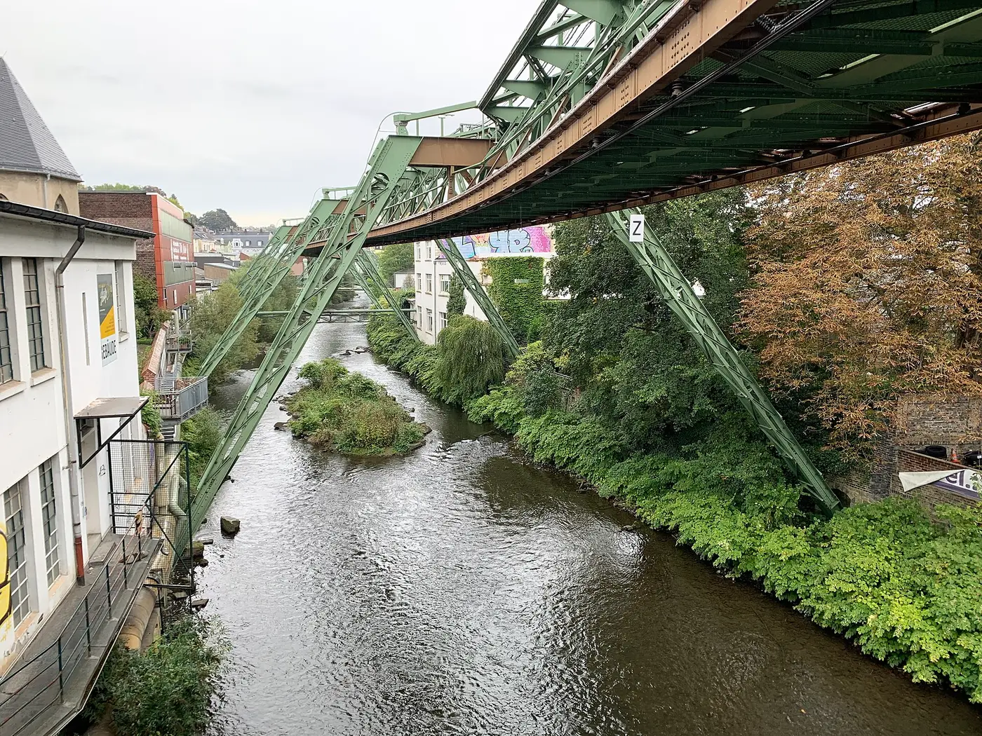 Wuppertaler Schwebebahn über der Wupper